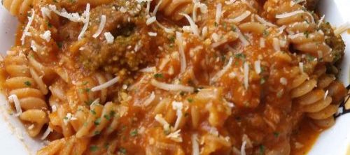 Macarrones a la Boloñesa con Lascas de Queso