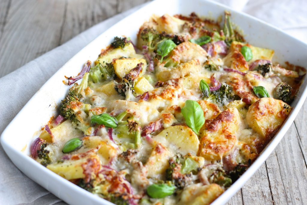 Brócoli con patatas y queso al horno